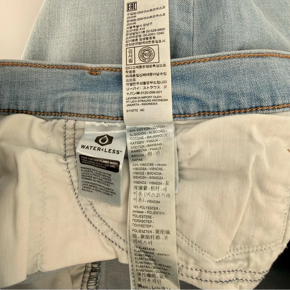 Levi's 314 Light Blue Shaping Straight Women’s Jeans Mid-Rise Size 33x30 - Picture 9 of 12